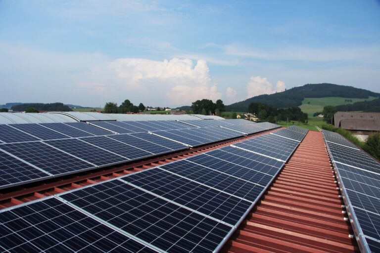 Aides panneaux photovoltaïques, centrale solaire sur le toit d’un bâtiment. Image par Schropferoval de Pixabay.»