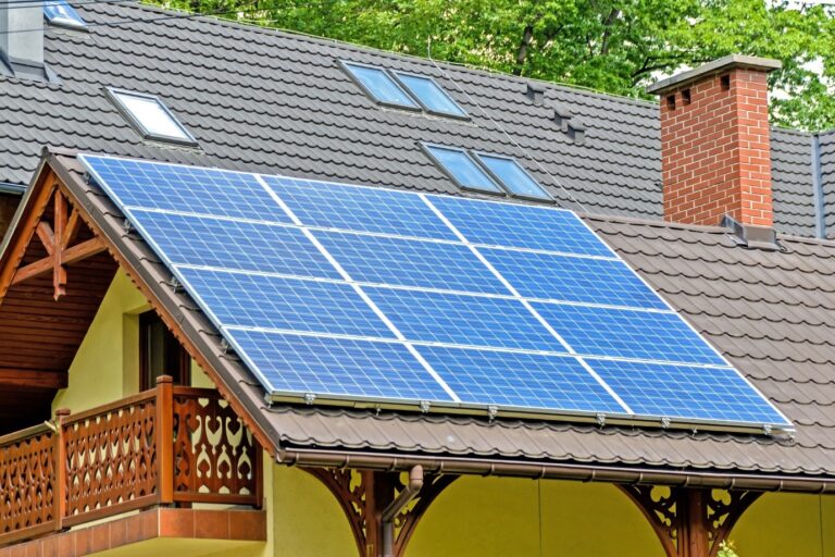 Panneaux solaires photovoltaïques pour l’autoconsommation avec revente du surplus.