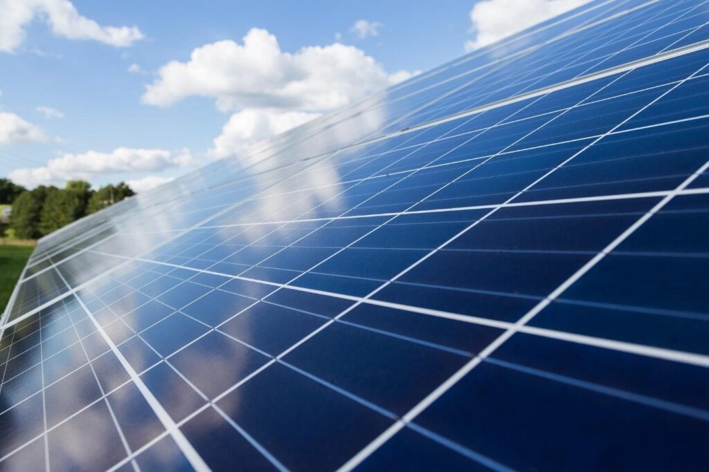 Installation photovoltaïque, panneaux solaires vus de près. Image par Torstensimon de Pixabay.