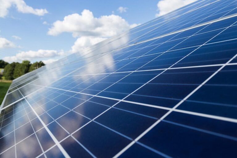 Installation photovoltaïque, panneaux solaires vus de près. Image par Torstensimon de Pixabay.