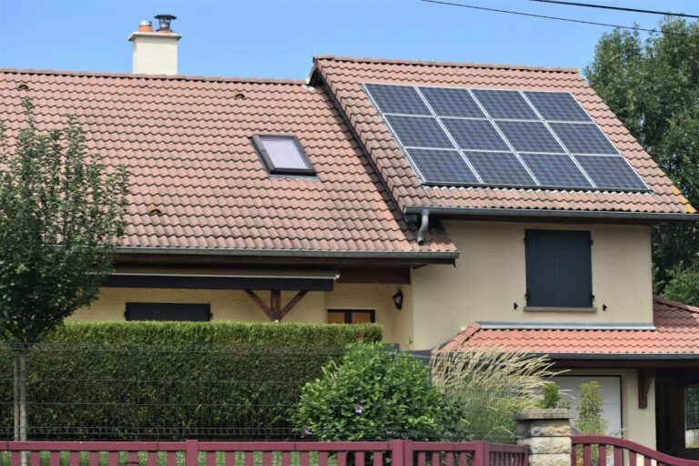 Maison avec panneaux photovoltaïques dans l’une des meilleures régions pour installation solaire.