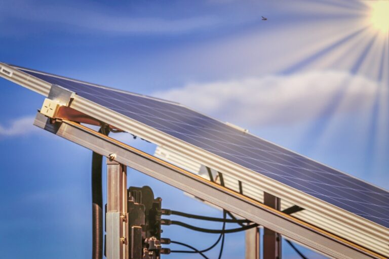 Onduleur solaire sous un panneau. Image par Tom de Pixabay.