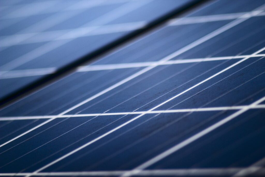 Panneau solaire amorphe. Vue rapprochée d’un panneau solaire cristallin.