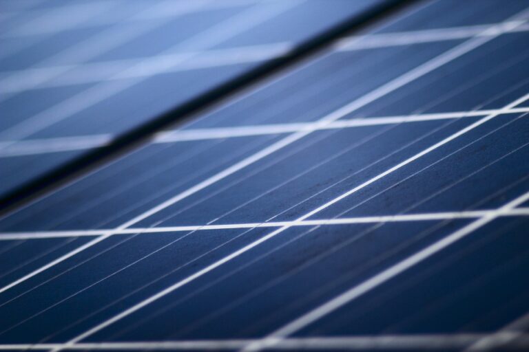Panneau solaire amorphe. Vue rapprochée d’un panneau solaire cristallin.