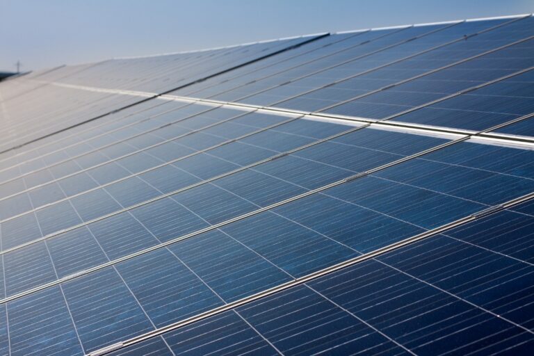 Avis autoconsommation avec revente du surplus. Centrale solaire sur un toit.