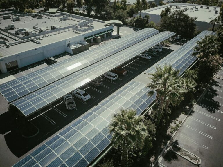 Obligation de solarisation qui est concerné. Ombrières de parking.
