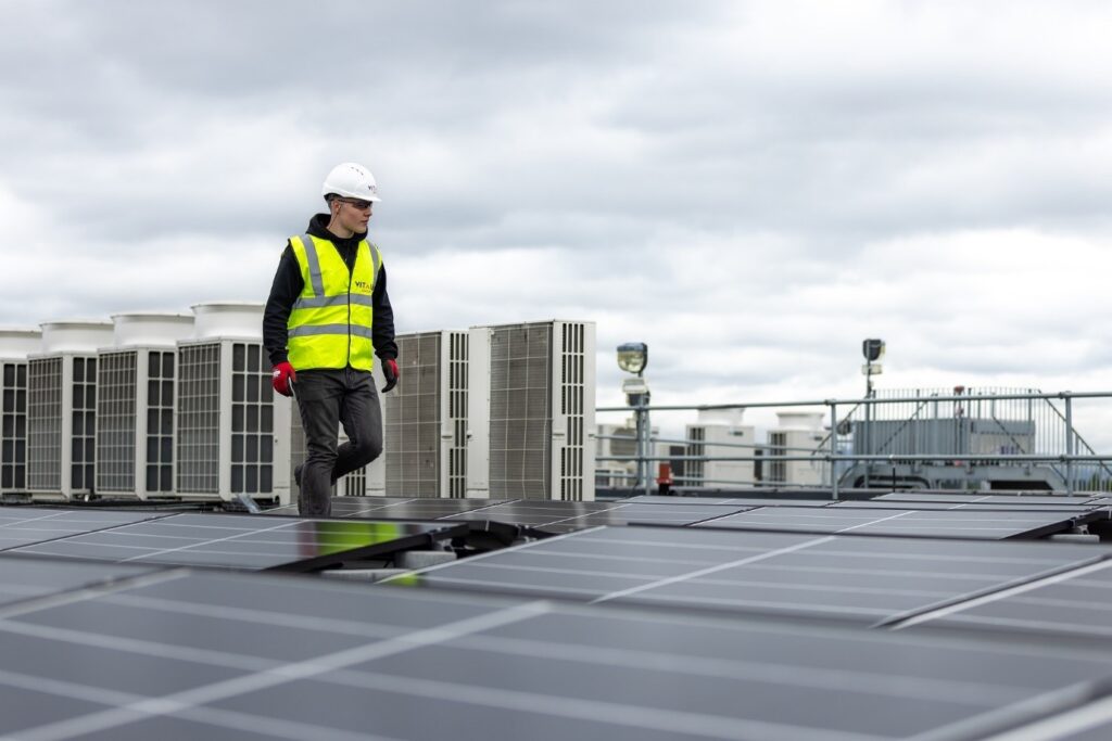 Réglementation panneau solaire. Contrôle d’un parc de panneaux solaires par un technicien.