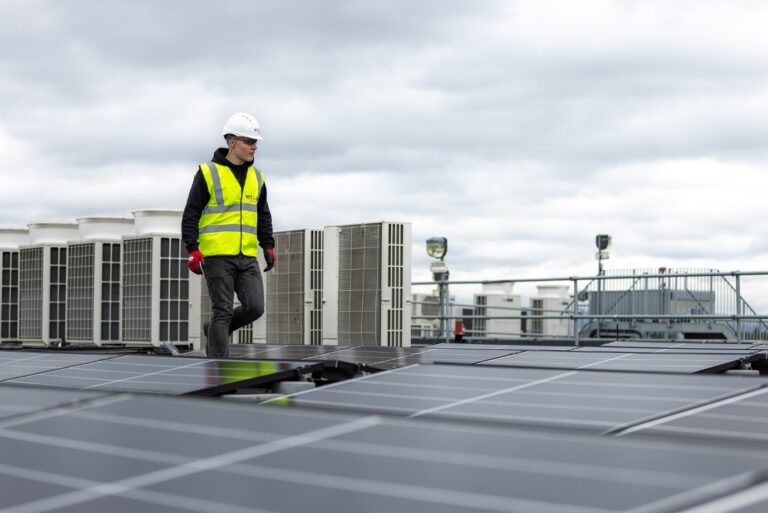Réglementation panneau solaire. Contrôle d’un parc de panneaux solaires par un technicien.