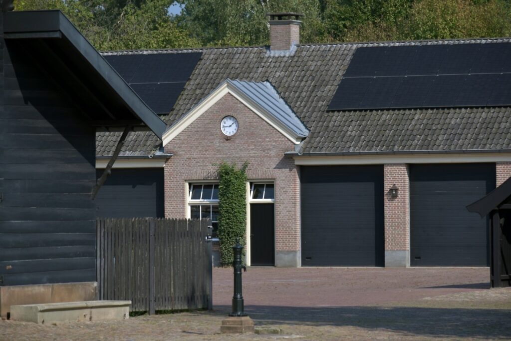 Achat panneau solaire. Deux rangées de panneaux photovoltaïques sur un toit incliné.