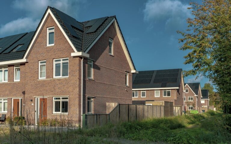 Avantage du panneau solaire photovoltaïque. Panneaux monocristallins sur les toits de plusieurs logements.