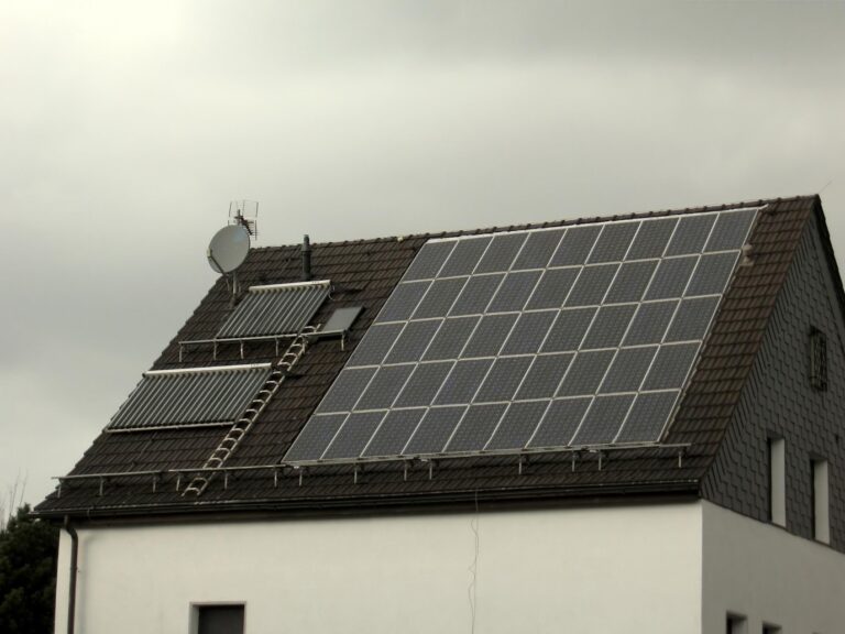 Avantage et inconvénient panneau solaire thermique. Panneaux thermiques à côté de panneaux photovoltaïques – FreeImages.