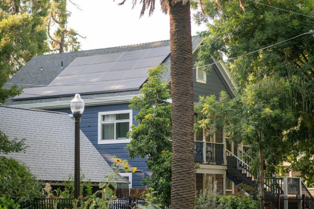 Branchement panneau solaire. Une série de panneaux photovoltaïques sur un toit.