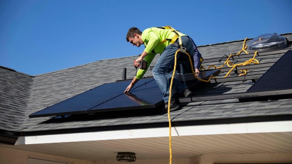 Installateur panneau photovoltaique sur le toit d’une maison.