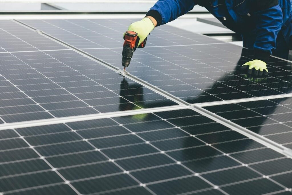 Meilleur panneau solaire le plus efficace : installation de panneaux photovoltaïques monocristallins.