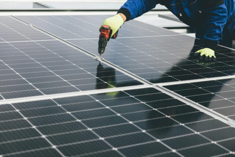 Meilleur panneau solaire le plus efficace : installation de panneaux photovoltaïques monocristallins.