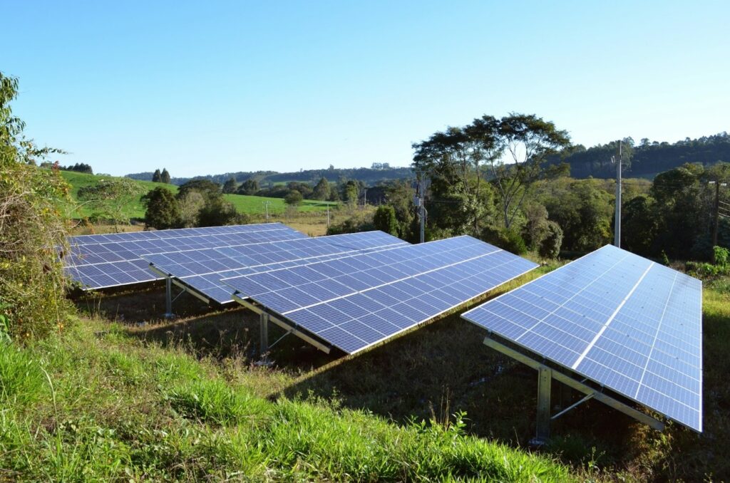 Panneau solaire au sol. Des rangées de panneaux photovoltaïques placés au sol.