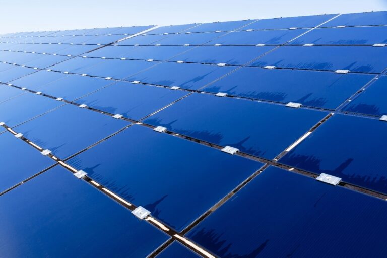 Panneau solaire polycristallin avantage inconvénient. Panneaux polycristallins sur un toit.