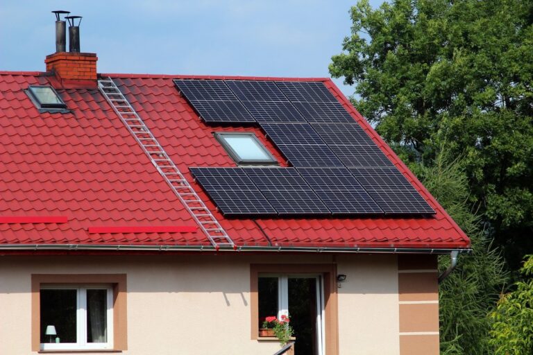 Passer à l’énergie solaire en installant des panneaux photovoltaïques sur le toit. Image par Admiral Lebioda de Pixabay.»