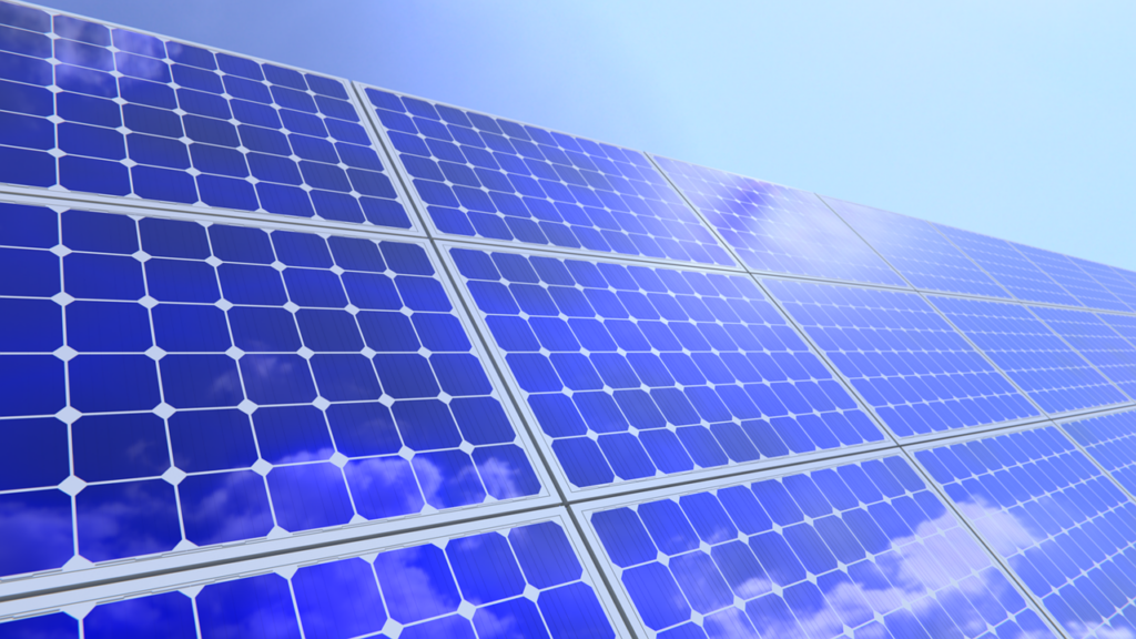 Panneaux solaires contenant du matériau polycristallin.
