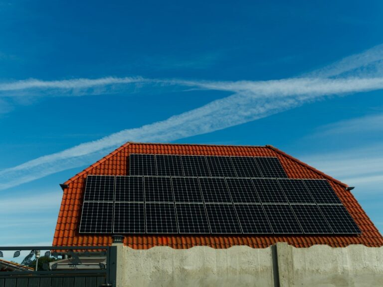 Production panneau solaire. Panneaux photovoltaïques monocristallins sur un toit incliné.