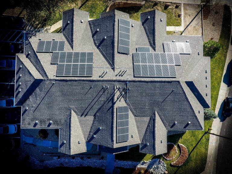 Rendement panneau solaire. Plusieurs séries de panneaux photovoltaïques.