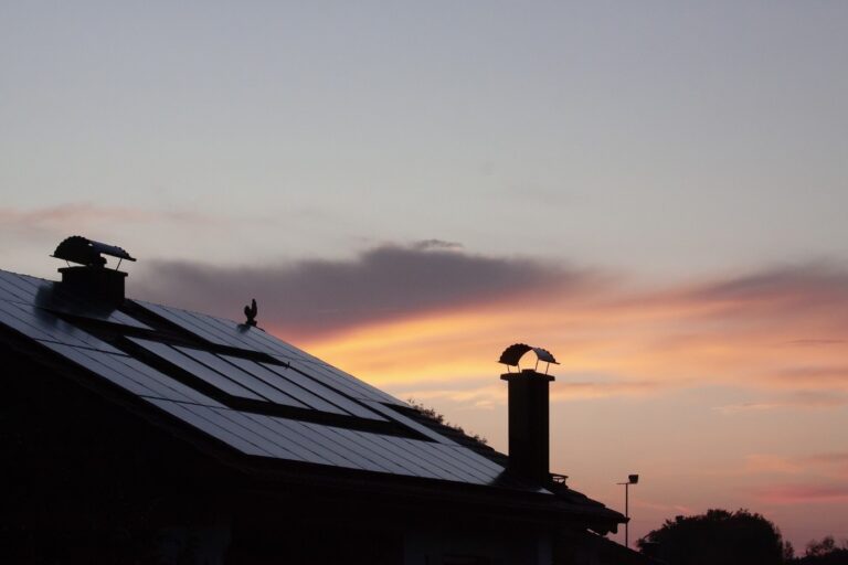 Rentabilité panneau solaire. Panneaux photovoltaïques recouvrant un toit incliné.