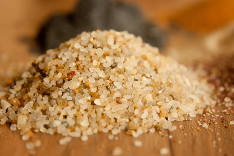 Grains de sable constitués de silice pour l’extraction du silicium.