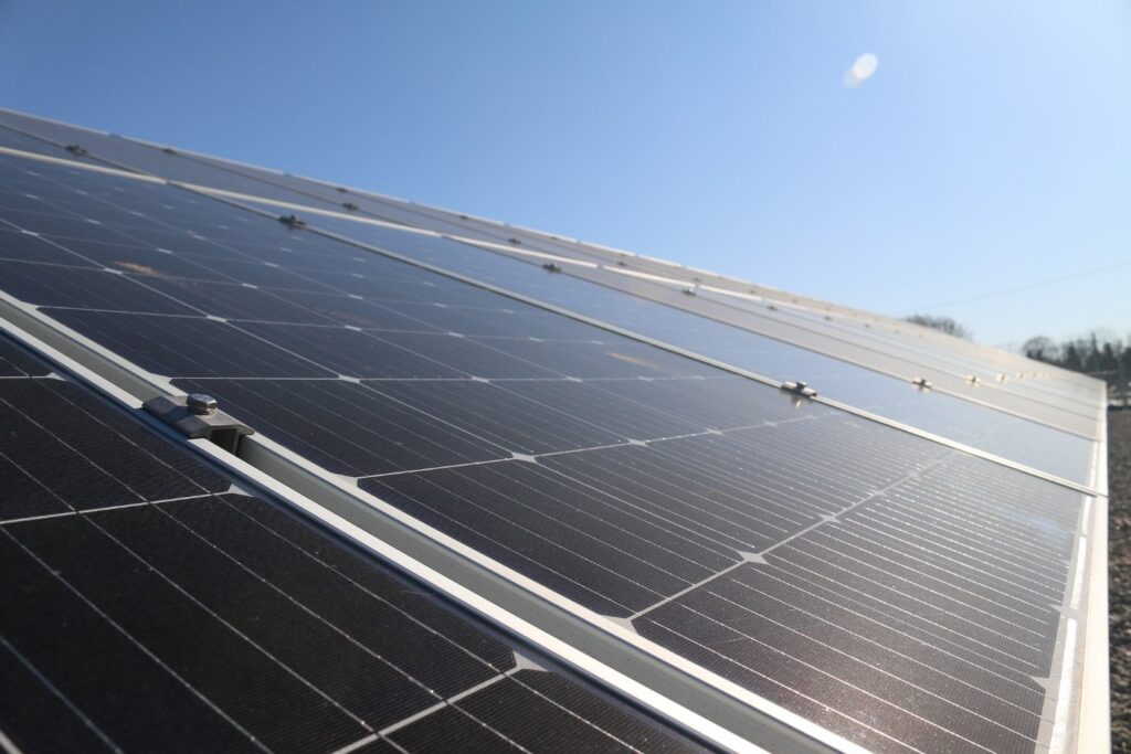 Comment optimiser le rendement d’une cellule photovoltaïque ? Vue rapprochée de panneaux solaires avec des cellules au premier plan.