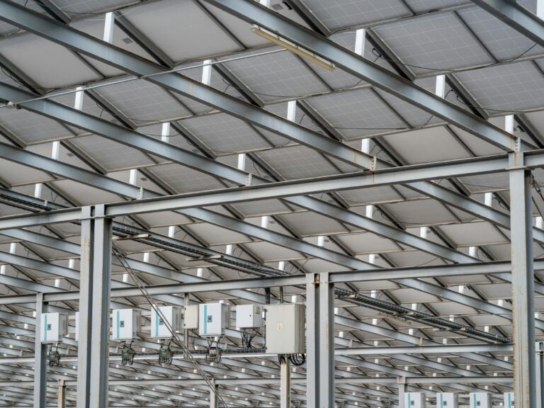 Différence entre onduleur et micro-onduleur. Plusieurs onduleurs prenant en charge une centrale solaire de grande taille.