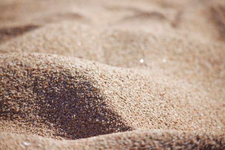 D’où vient le silicium monocristallin ? Du sable pour l’extraction de la silice et la production du silicium.