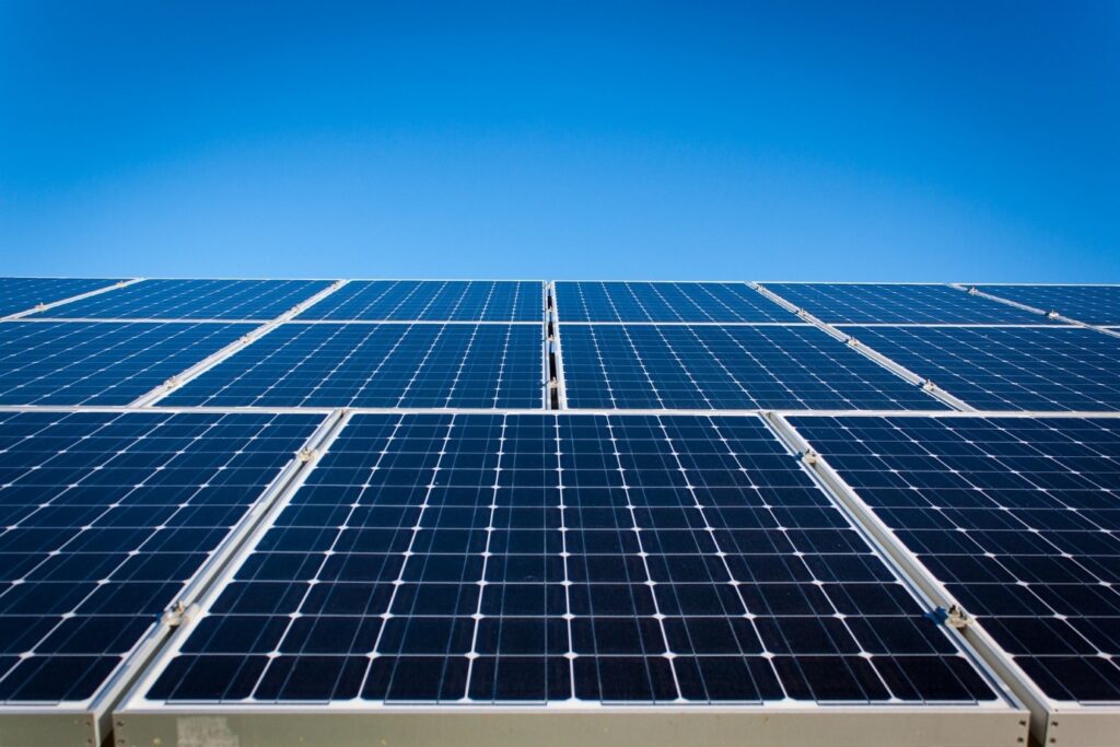 Panneaux solaires installés en toiture. Vente d’électricité solaire avec EDF OA.