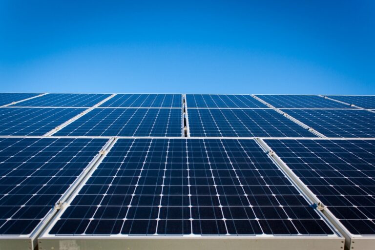 Panneaux solaires installés en toiture. Vente d’électricité solaire avec EDF OA.