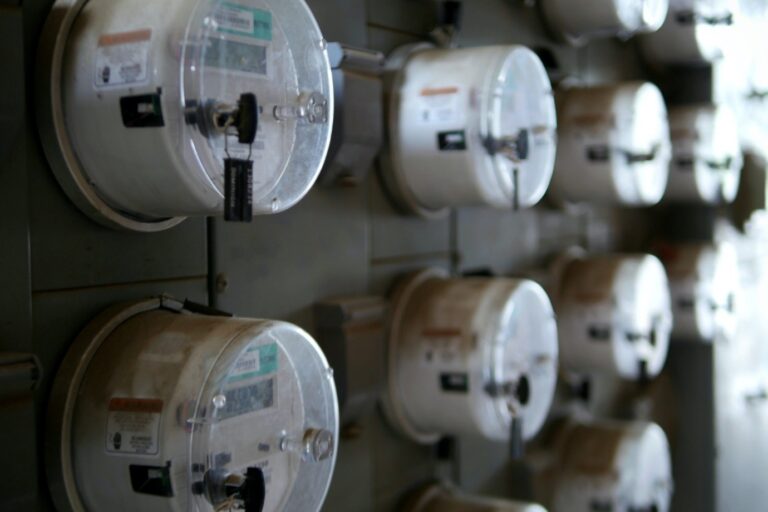 Index injection Linky. Plusieurs compteurs électroniques sur un panneau.