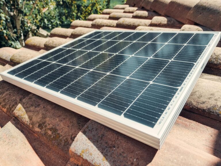 Panneau solaire à brancher sur prise 220v avis : idéal pour l’alimentation des appareils de faible puissance.