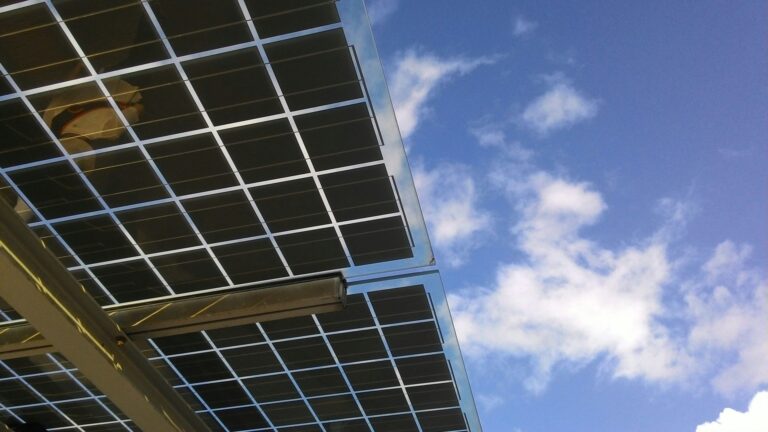Face arrière d'un panneau solaire bifacial.