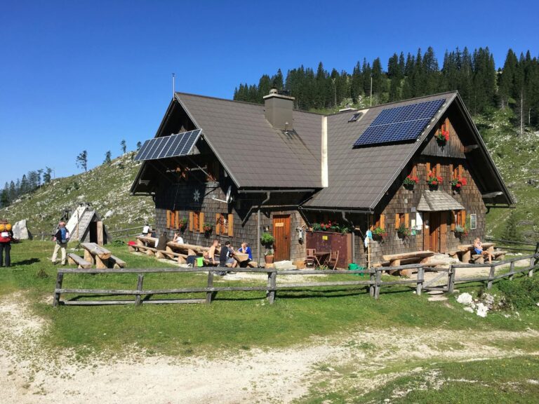 Panneau solaire hybride. Différents panneaux solaires installés sur le toit d’une maison.