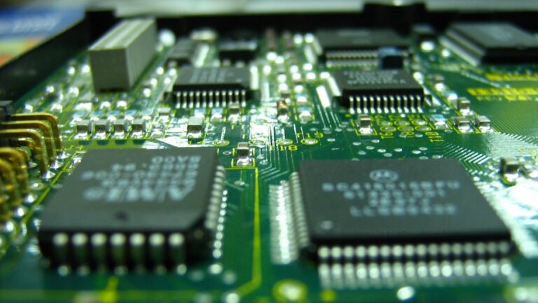 Pourquoi le silicium est le semi-conducteur le plus utilisé ? Photo de puces électroniques.