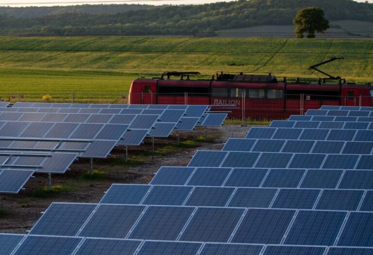 Réglementation panneau solaire au sol. Des panneaux solaires installés près d’un terrain agricole.