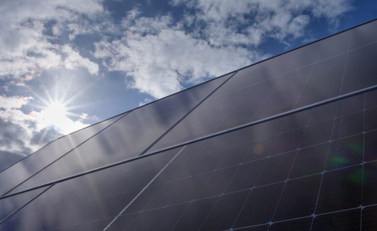Réglementation panneau solaire autoconsommation. Vue rapprochée de panneaux solaires.