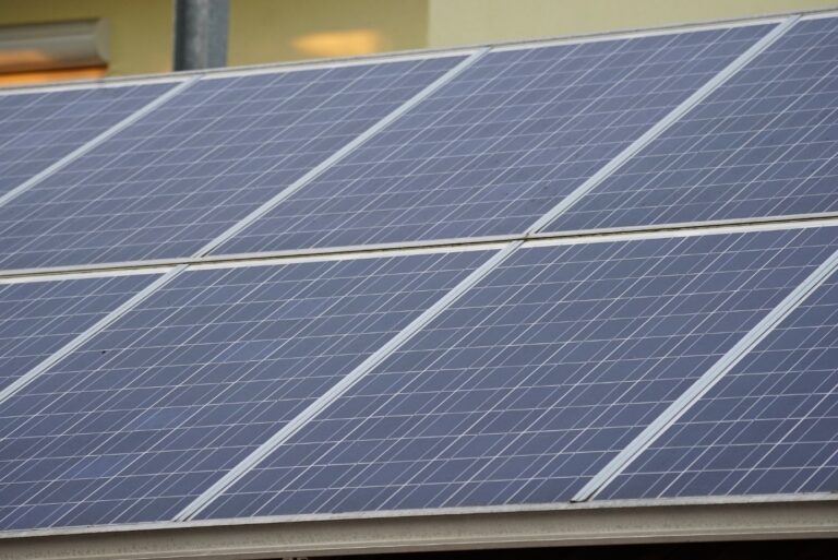 Réglementation panneau solaire plug and play. Série de panneaux solaires.