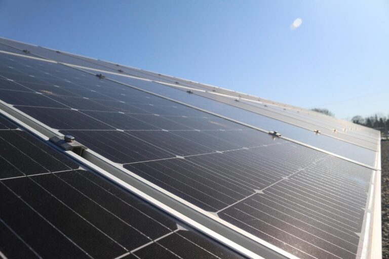 Credit d'impot panneaux photovoltaiques 2025, photo d'une installation photovoltaïque.