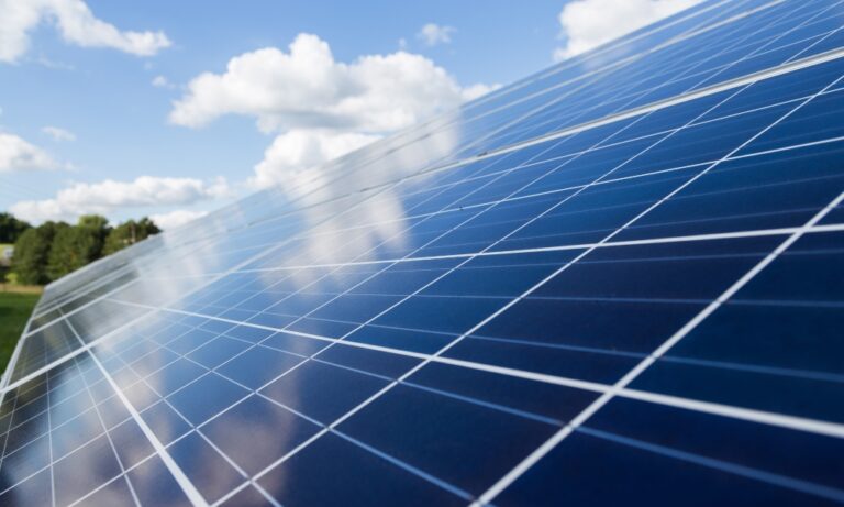 La France double la mise : près de 10 000 tonnes de panneaux solaires recyclés en 2024