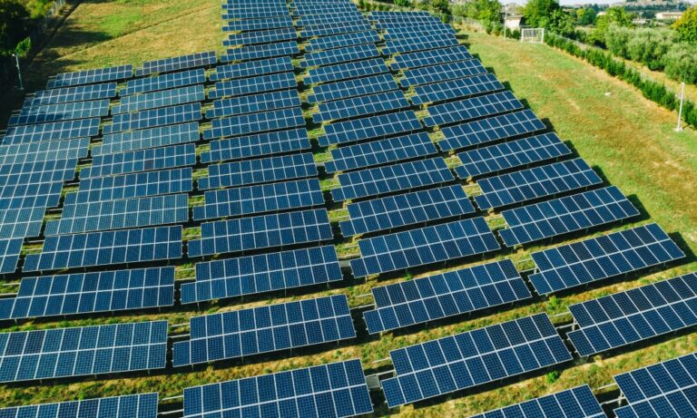 Le solaire devient la première source d’électricité en Europe une première historique