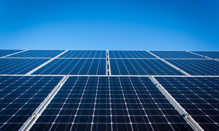 Paris mise sur les panneaux solaires pour accélérer sa transition énergétique