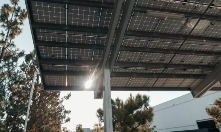 Pointis-de-Rivière mise sur le solaire : une ombrière photovoltaïque pour alimenter les bâtiments publics